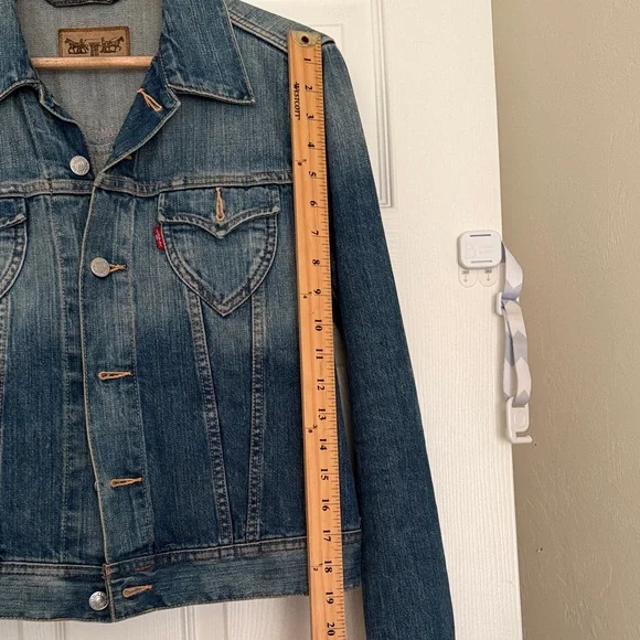 Levi's Women's Classic Blue Jean Jacket - Picture 9 of 9